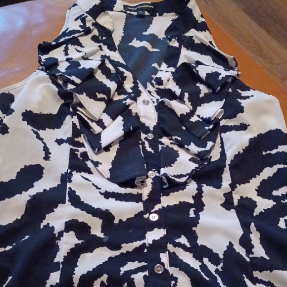 🌺Express Black and White Ruffled Sleeveless Blouse - Picture 2 of 11